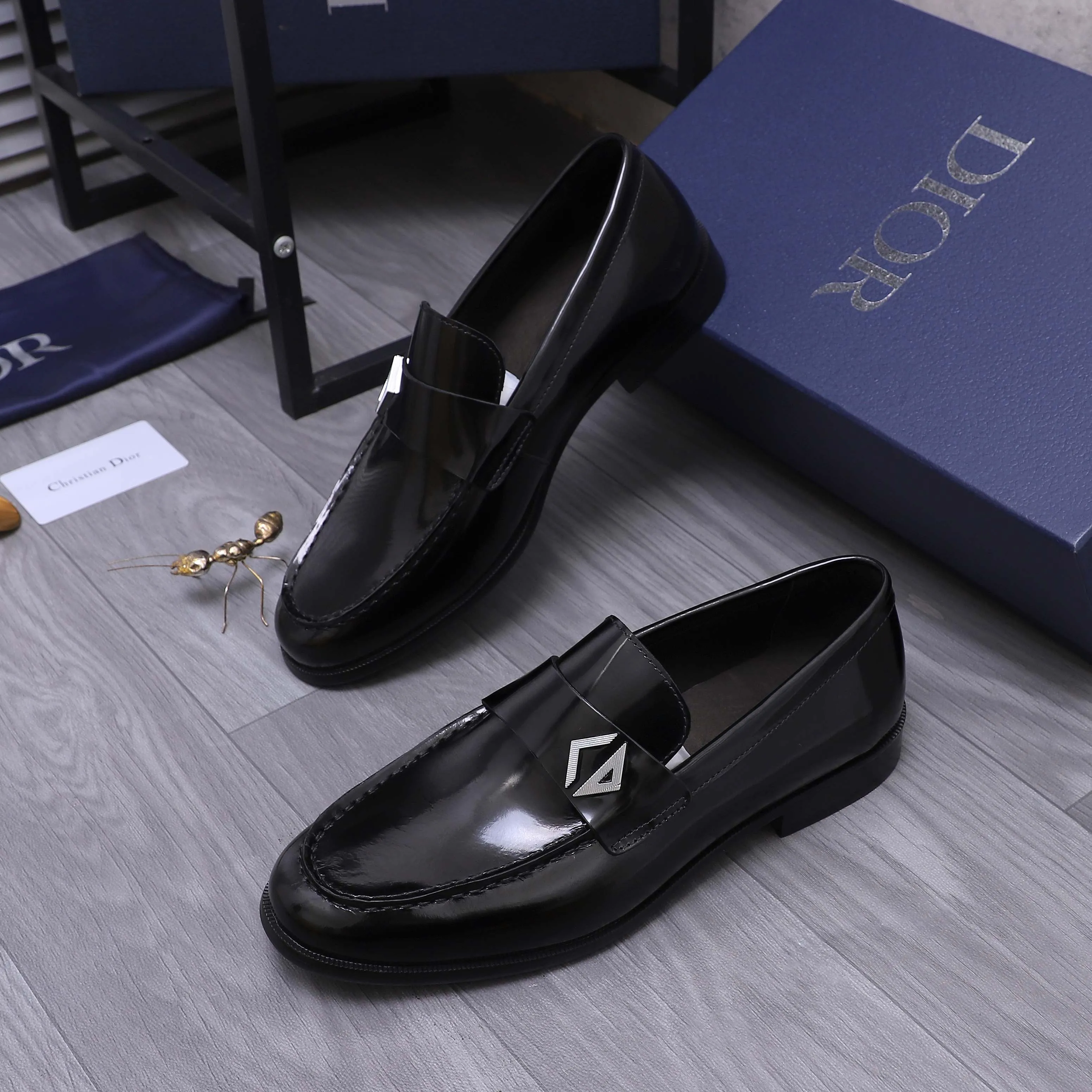 Men's shoes 💰580 Product trademark: Dior "Dior" formal business leather shoes Regular size: 39-45 (45 is custom-made and non-returnable) Product materials: Selected pearlescent cowhide upper, cowhide lining, original outsole